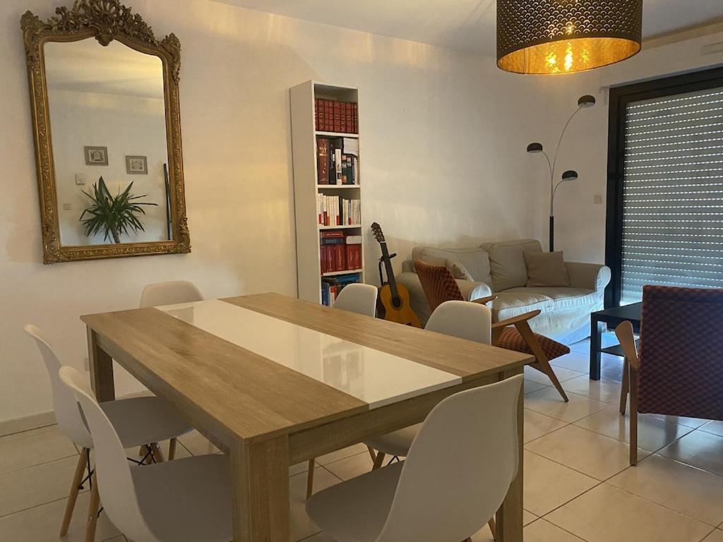 Appartement Climatise Avec Terrasse Et Parking Centre Ville Montpellier Exteriör bild